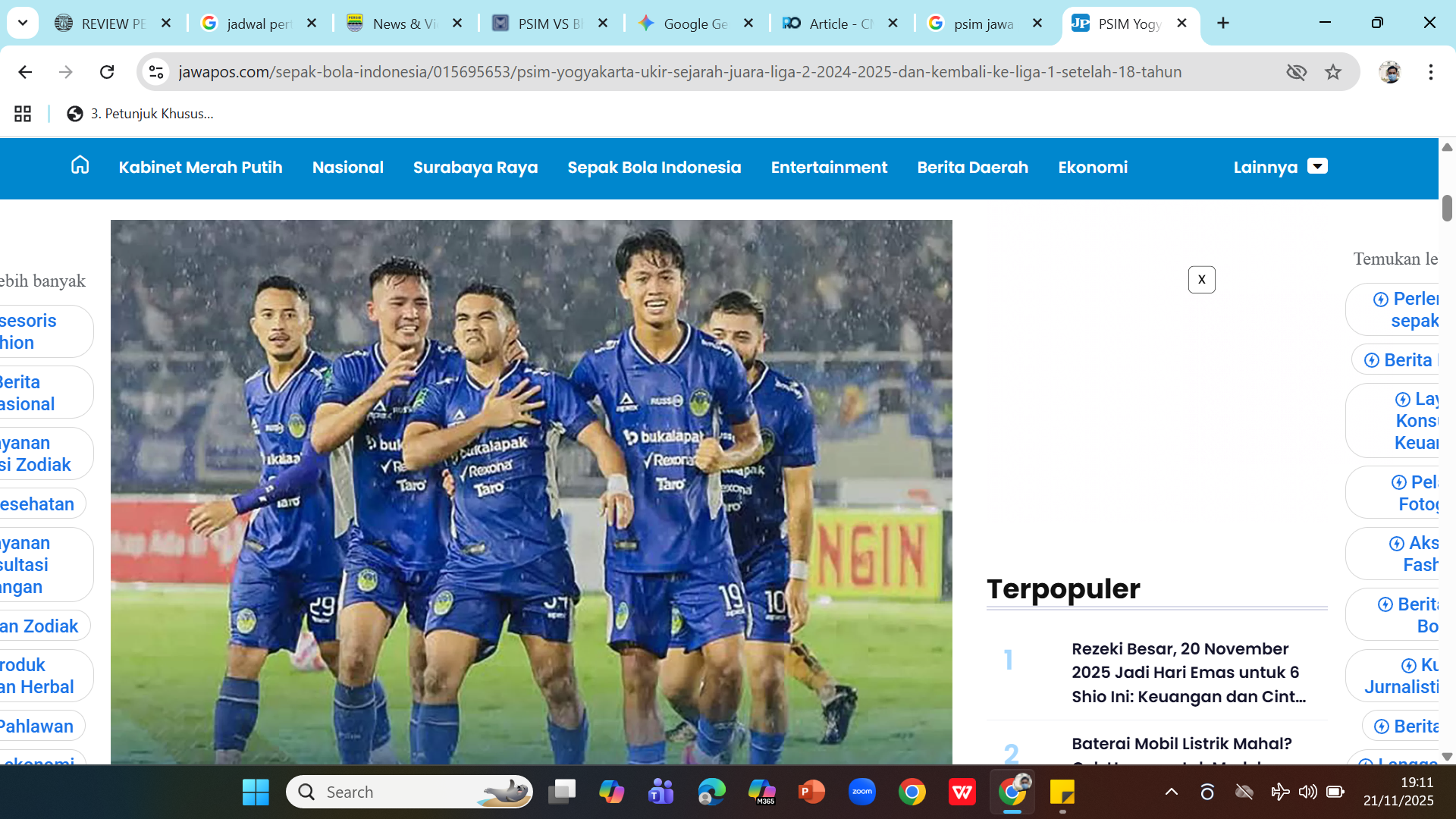 EUFORIA - Selebrasi para pemain PSIM saat juara Liga 2 2024-2025.