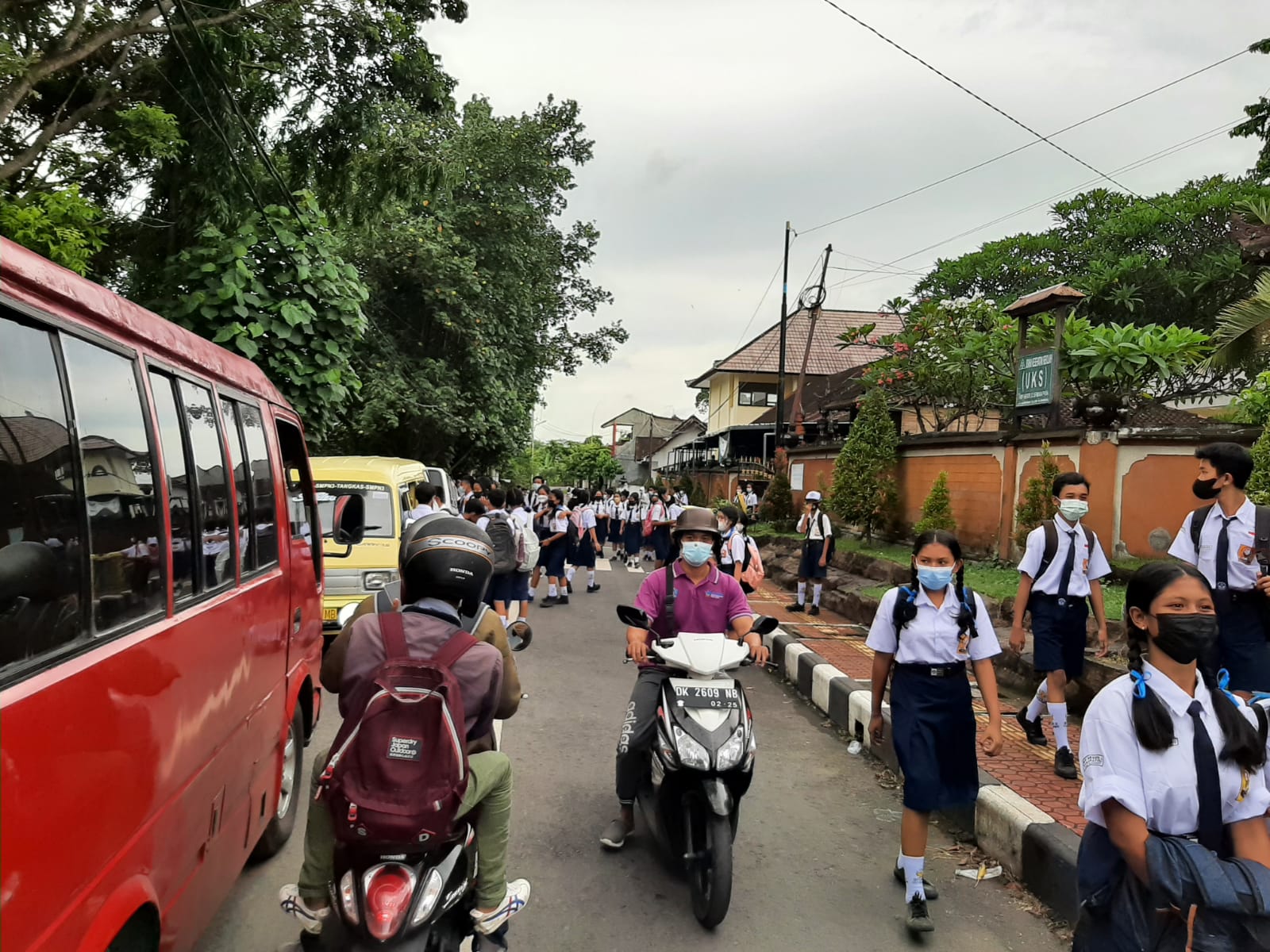 DIPERLUAS KE DAWAN  : Angkutan Siswa Gratis (Angsis) di Klungkung. (dewa ayu pitri arisanti)