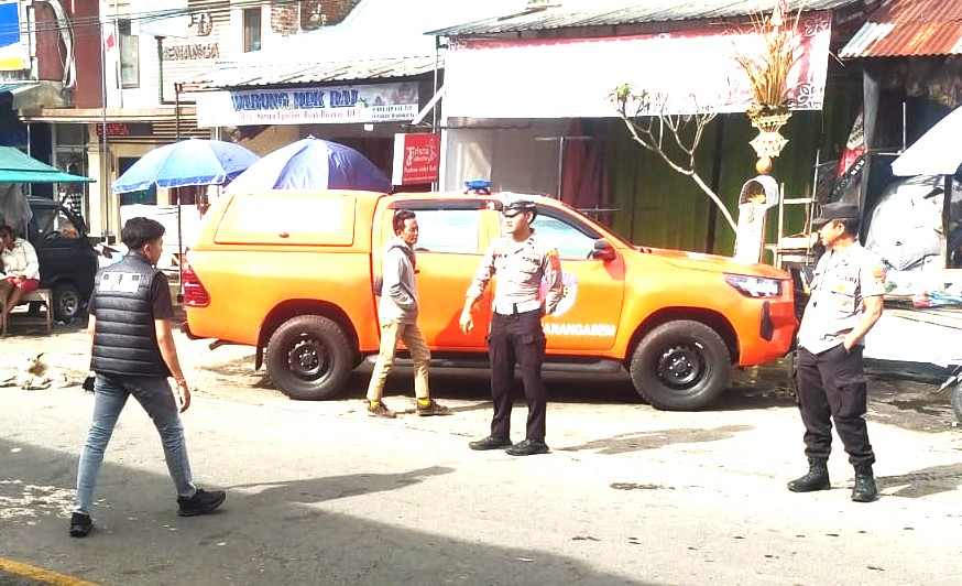 GELAR OLAH TKP : Petugas kepolisian saat melakukan olah TKP di objek yang terbakar di pasar Menanga, Kecamatan Rendang.(ist)