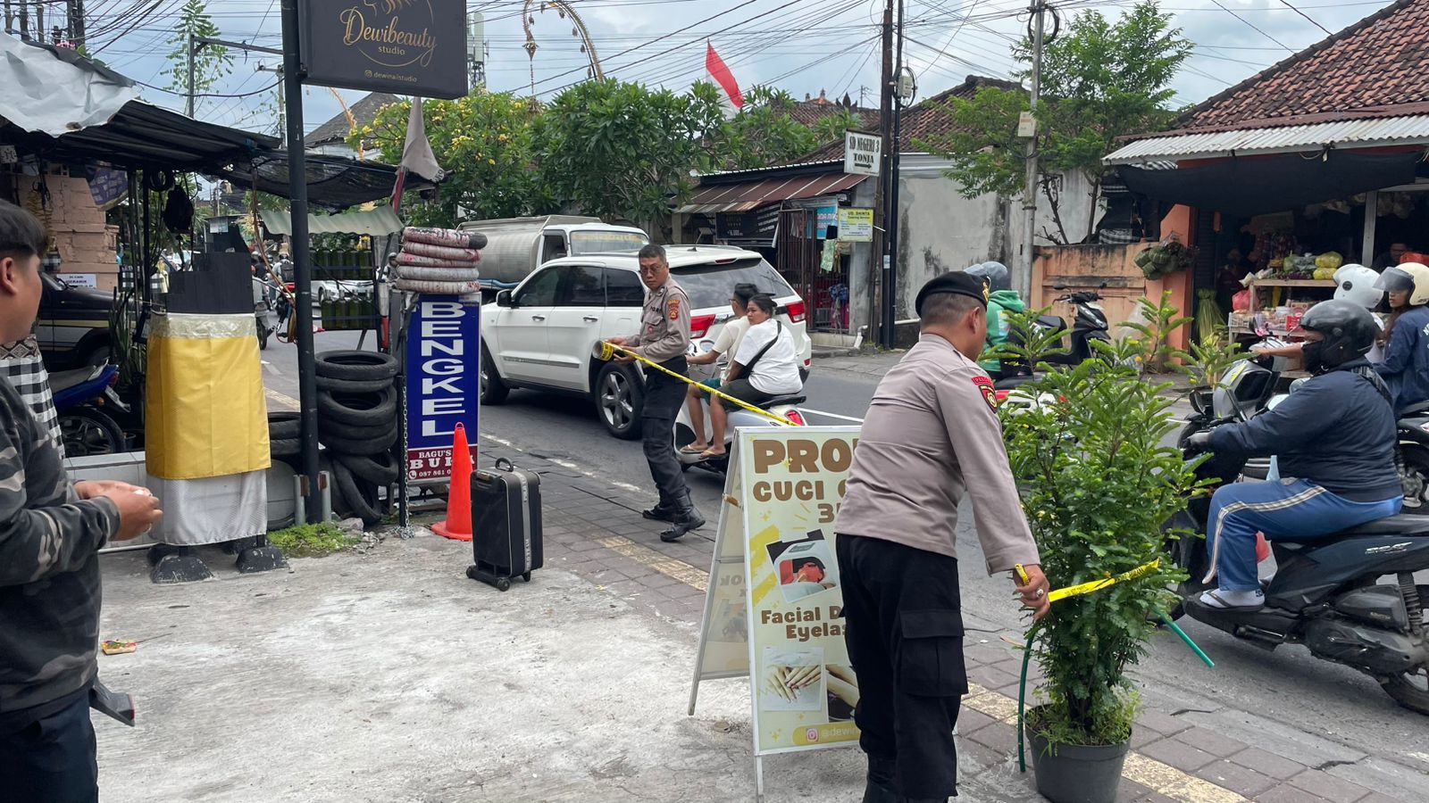 HEBOH: Polisi melakukan sterilisasi lokasi temuan koper mencurigakan yang di kora bom di Tonja Darmasabha Denpasar Timur, 22 November 2025