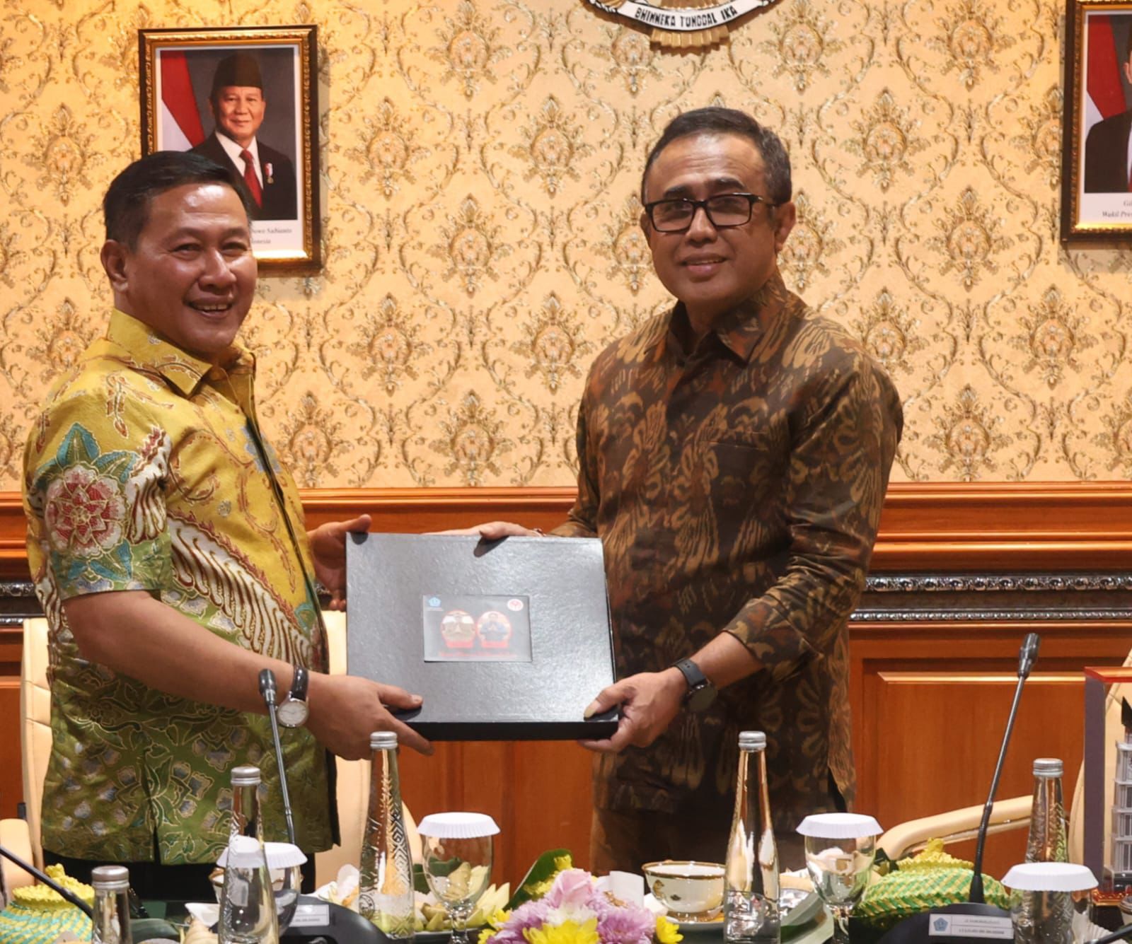 Wali Kota Denpasar, I Gusti Ngurah Jaya Negara (kanan) dan Wali Kota Bukittinggi H.M Ramlan Nurmatias di Kantor Wali Kota Denpasar, Jumat (21/11/2025).