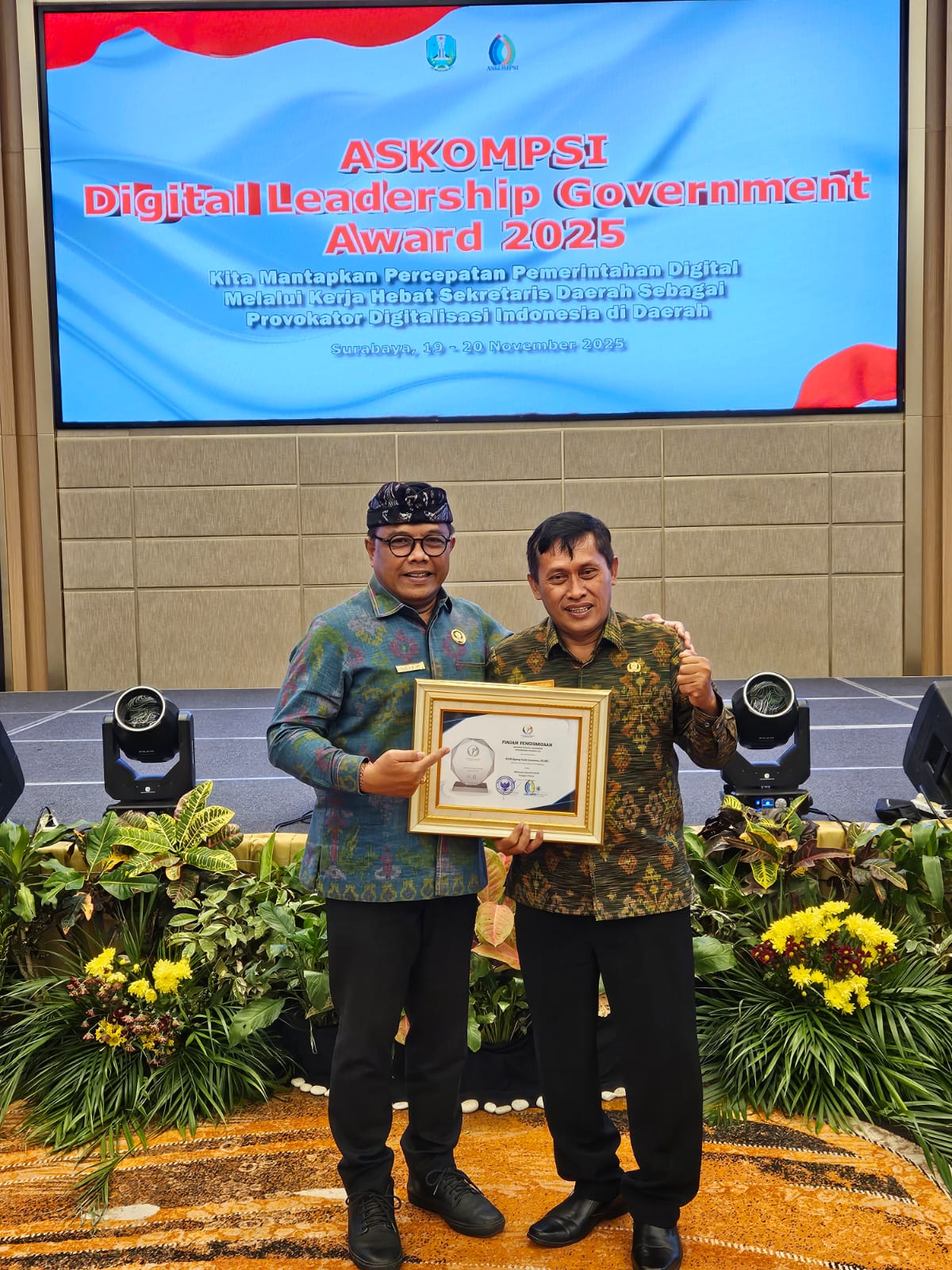 Sekda Kabupaten Klungkung, Anak Agung Gede Lesmana (kiri) meraih peringkat kedua dalam ajang ADLGA Tahun 2025 di Hotel Mercure Surabaya Grand Mirama, Surabaya, Kamis (20/11/2025).