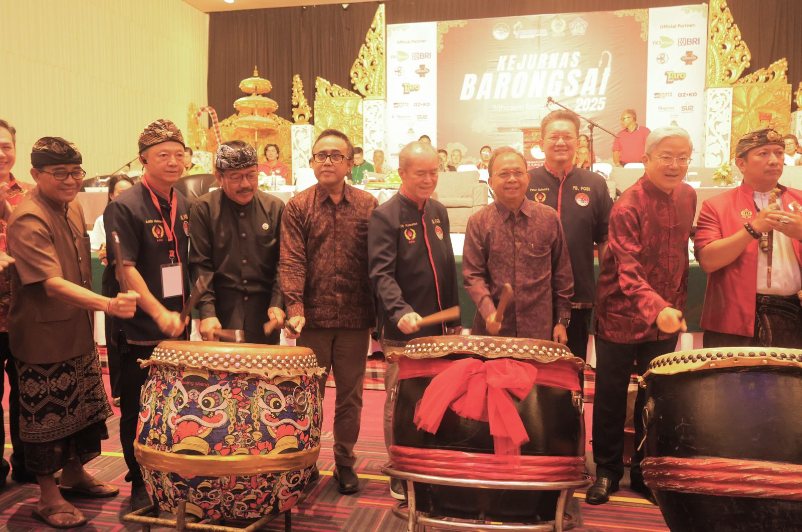 Wali Kota Denpasar I Gusti Ngurah Jaya Negara bersama Gubernur Bali I Wayan Koster membuka Kejurnas Barongsai Tahun 2025 di Hotel Prime Plaza Sanur, Sabtu (22/11/2025).