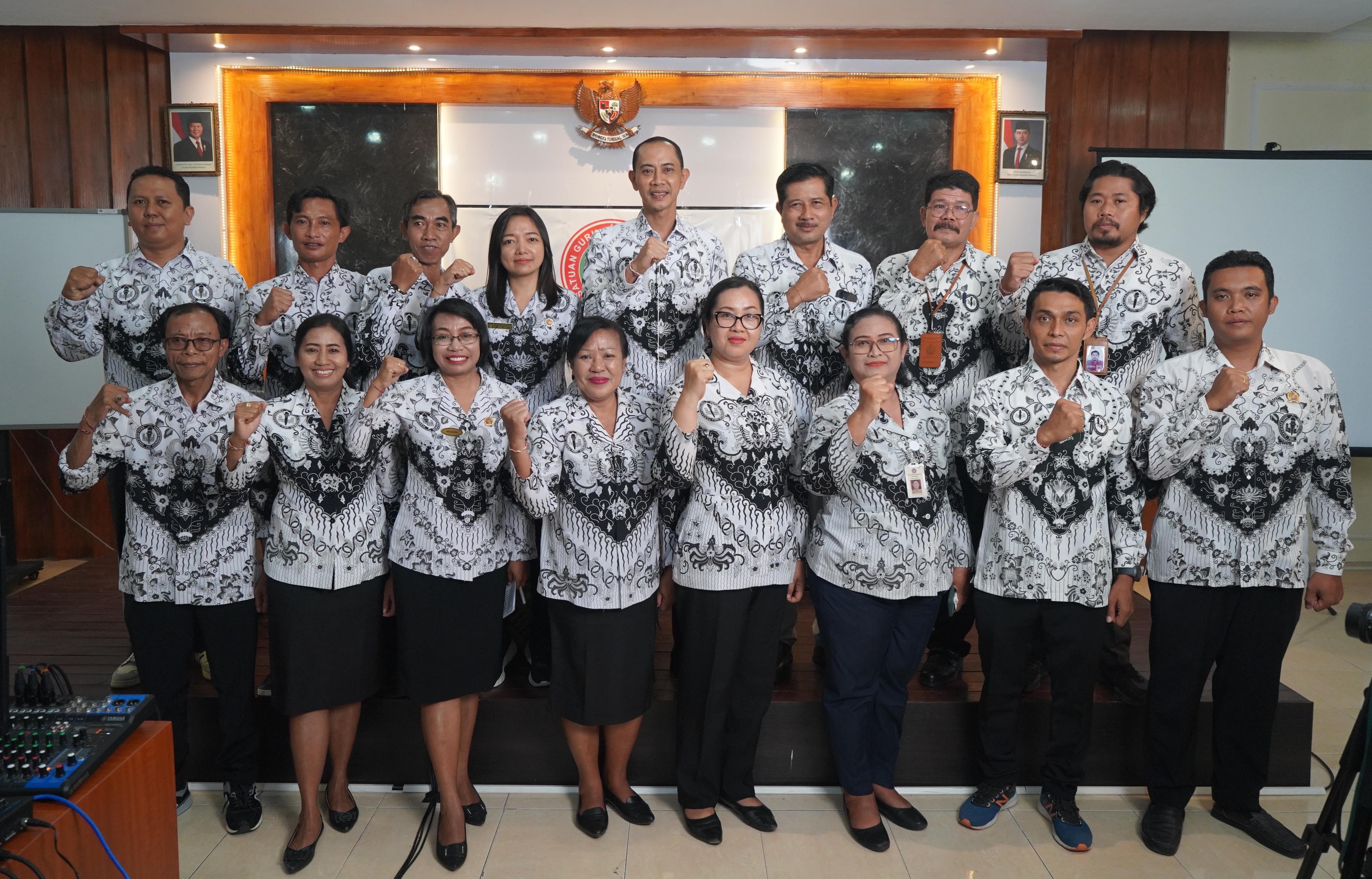 Wakil Bupati Klungkung Tjokorda Gde Surya Putra (4 dari kanan) di Aula SMAN 2 Semarapura.