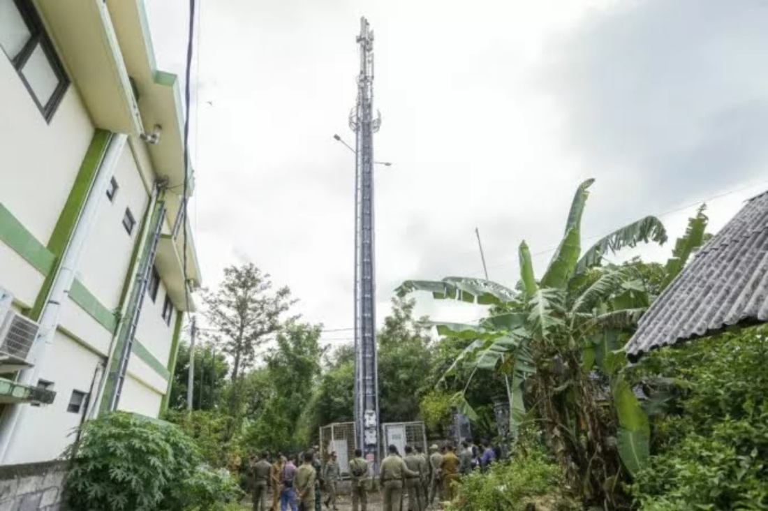TIM YUSTISI: Pembongkaran tower menara telekomunikasi oleh pemkab Badung, beberapa waktu lalu.