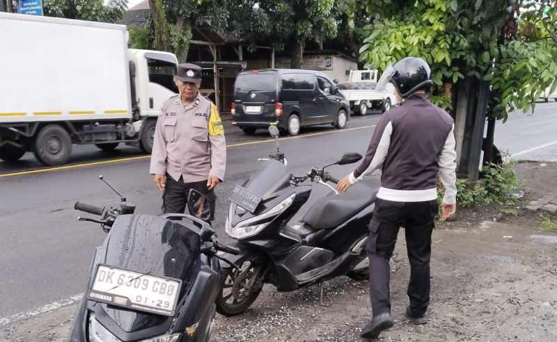 CEK TEMPAT KEJADIAN : Polisi di Lokasi kejadian setelah kecelakaan. (ist)