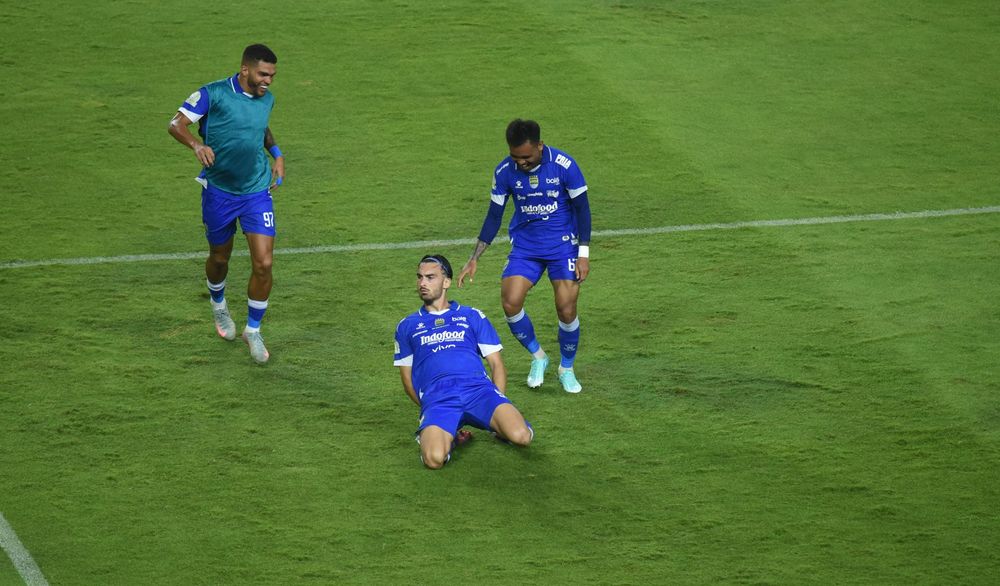 MODAL LAWAN LION CITY - Andrew Jung dan Saddil Ramdani merayakan gol ke gawang Dewa United.