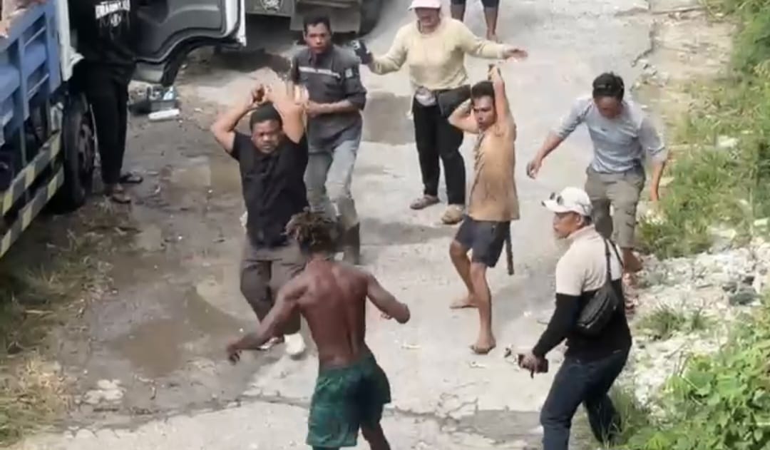 Aksi baku hajar Montee Dewayne, 29, dengan para pekerja proyek di kawasan Pantai Suluban, Pecatu, Minggu (23/11/2025)