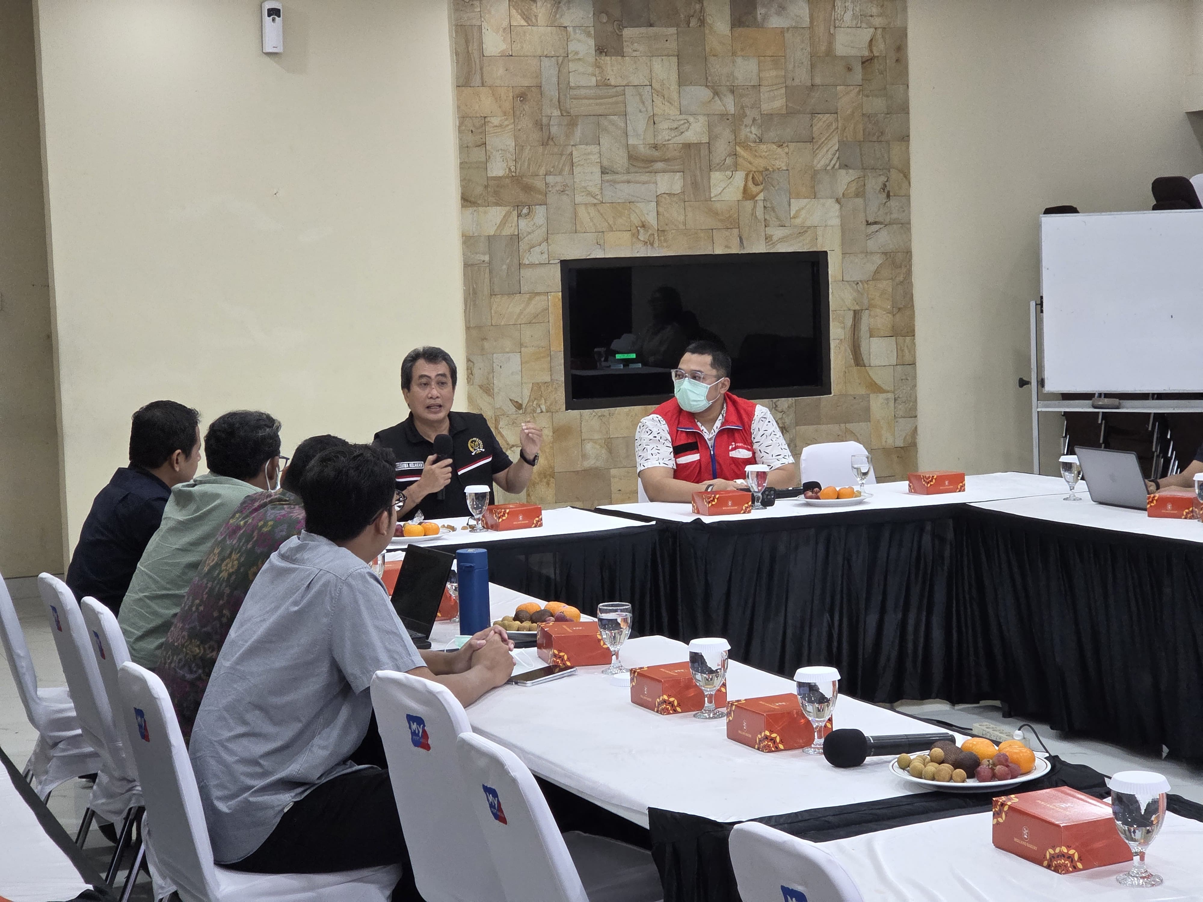 RAKOR: Anggota Komisi VI DPR RI Alit Kelakaan di Kantor Cabang Pertamina Bali, jalan Sugianyar, Denpasar, Jumat (21/11/2025). (Marsellus Pampur/Radar Bali)