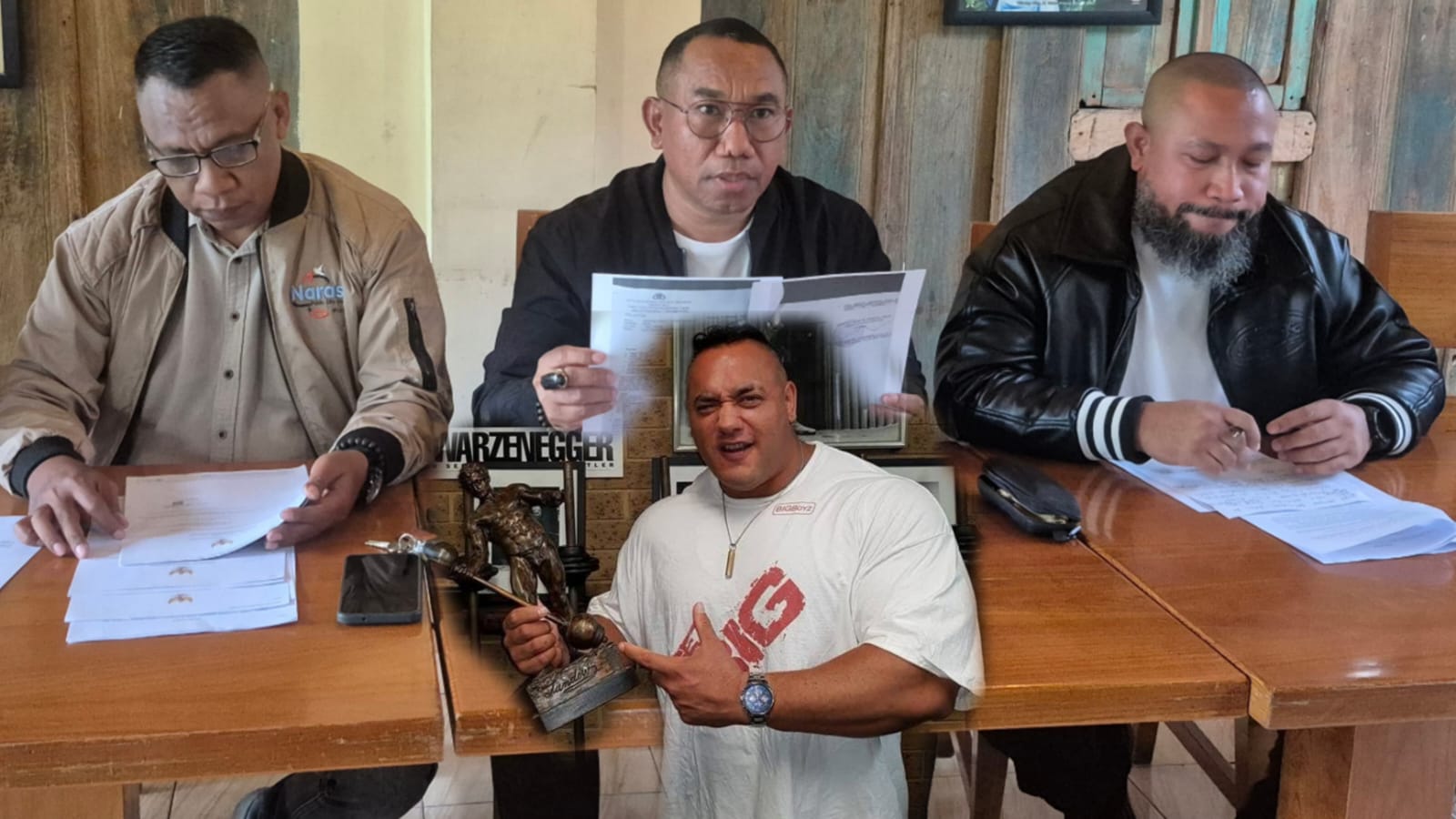 PENJELASAN: Agustinus Nahak, S.H., M.H., didampingi Yanuar Nahak, S.H., M.H., Egydius Nahak, SH, dan Tim, saat di jumpai di Denpasar, Sabtu (22/11/2025). (Andre Sulla/ Radar Bali)