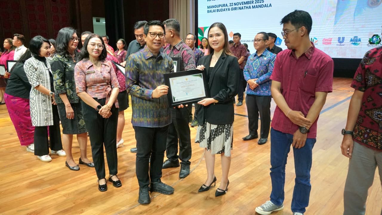Bupati Wayan Adi Arnawa bersama Nyonya Rasniathi Adi Arnawa menyerahkan penghargaan kepada pemenang kompetisi Bank Sampah, TPS3R, di Balai Budaya Giri Nata Mandala, Puspem Badung, Sabtu (22/11).