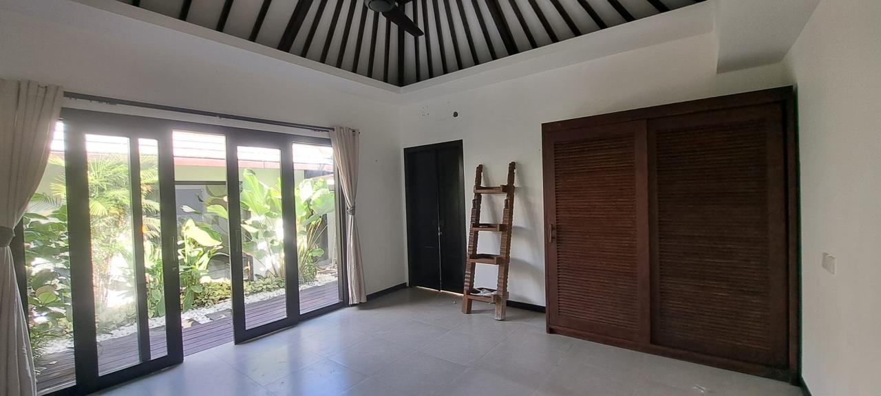 KOSONG MELOMPONG: Kondisi dalam Vila R&B di Tibubeneng milik WN Swiss, Minggu (23/11/2025).