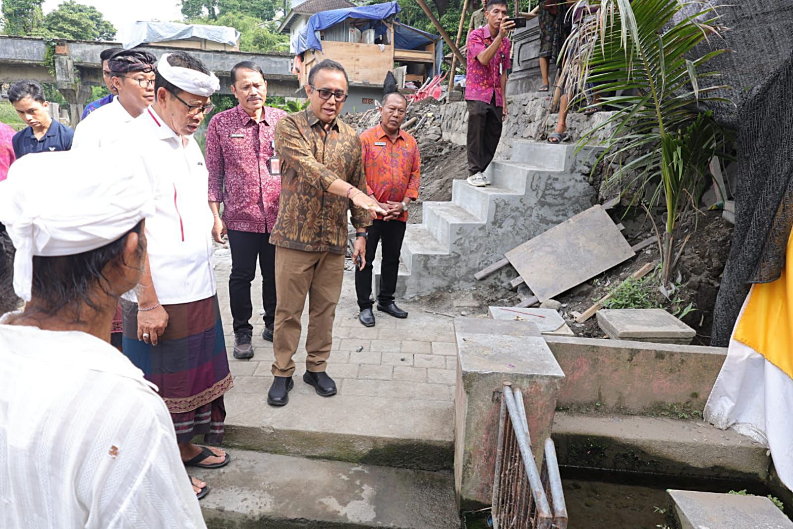 PEMULIHAN: Wali Kota Denpasar, I Gusti Ngurah Jaya Negara monitoring perbaikan dan pemulihan sejumlah Pura yang rusak akibat banjir