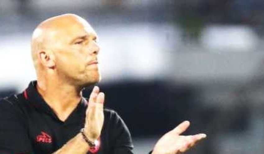 HATI-HATI MANUVER LAWAN : Pelatih Kepala Bali United, Johnny Jansen waspada siasat taktis mengejutkan Laskar Sambernyawa di zona degradasi. (miftahuddin/ radar bali)