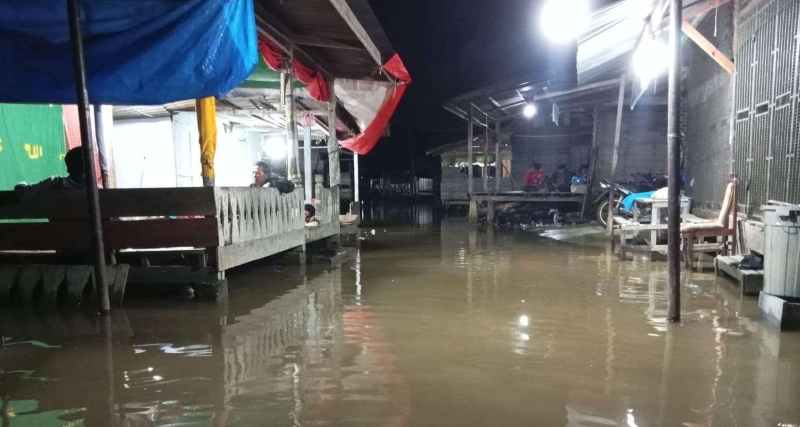 TERGENANG BANJIR :Akibat hujan deras di  Aceh Singkil berakibat ratusan rumah tergenang banjir. (ist)