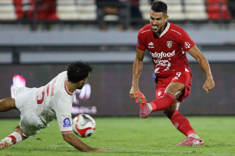 GAGAL MAKSIMALKAN PELUANG : Boris Kopitovic gagal menuntaskan peluang emas di depan gawang Persis Solo. (Miftahuddin/Radar Bali)