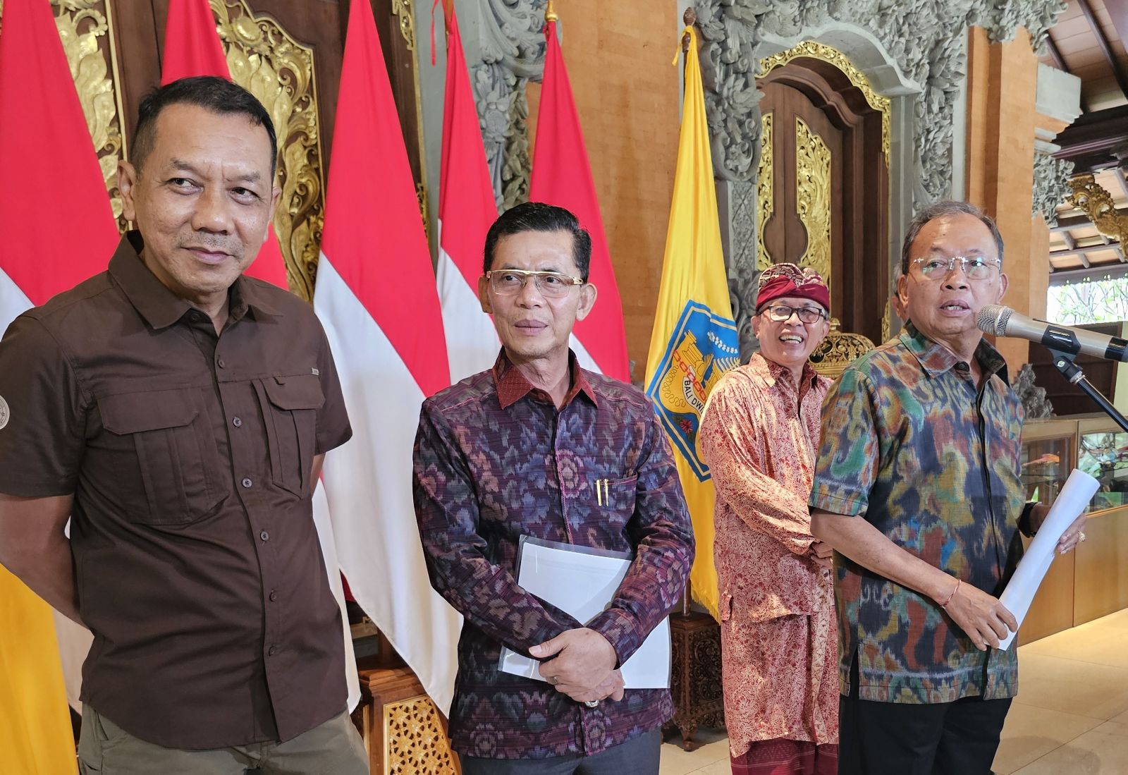 LINDUNGI ALAM: Gubernur Bali Wayan Koster, Bupati Klungkung I Made Satria, Ketua Pansus TRAP I Made Supartha, Kasatpol PP Provinsi Bali Dewa Darmadi saat membacakan keputusan terhadap pembangunan lift