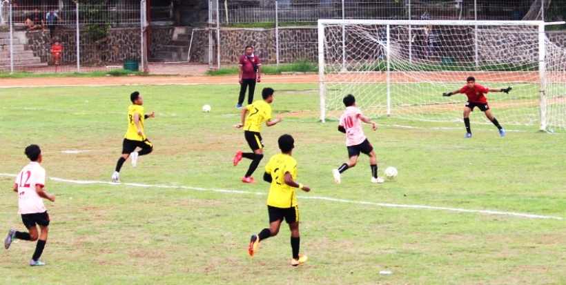 NGOTOT SAMPAI MENIT AKHIR : Putra Fajar FC (kuning-hitam) vs Persada United (pink-hitam). (Foto ASKAB PSSI Buleleng)
