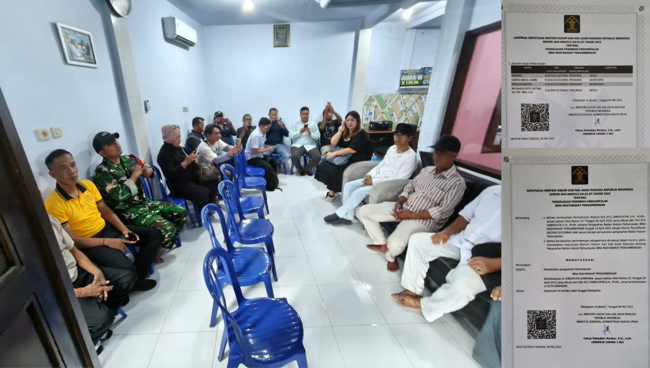 KOLASE: Pengurus LSM BMP menunjukkan legalitas pendirian LSM Bina Masyarakat Pengambengan kepada wartawan saat jumpa pers klarifikasi di Sekretariat PT KLIN, Sa btu (22/11/2025).
