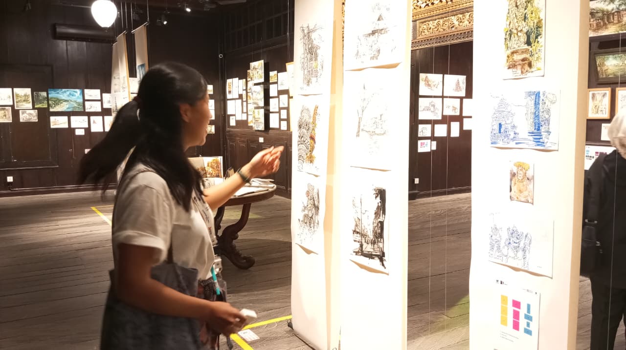 PAMERAN BERSAMA: Hasil karya para sketcher dipajang di aula rumah makan Masa-Masa, Ketewel, Sukawati, Gianyar selama sepekan. (Ida Bagus Indra Prasetia)