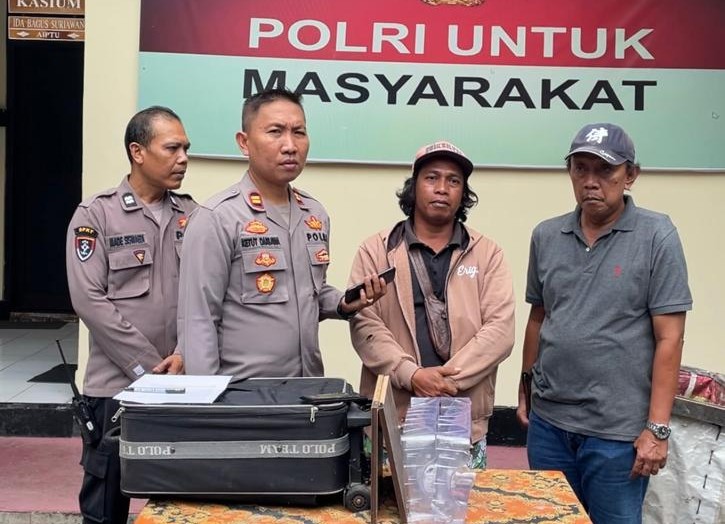 DITITIPI KOPER: Pemulung bernama Syaiful, 33, sempat diamankan Polsek Denpasar Utara,