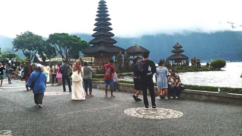 GELAP BERAWAN : Suasana kunjungan wisatawan yang berlibur di Danau Beratan, Bedugul, Baturiti, Tabanan. (juliadi)