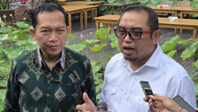 BAHAS KAKAO: Adi Sucipto Kepala Divisi Umum BPDP Kementrian Keuangan  RI (kanan) dan Kakanwil Dirjen Perbendaharaan (DJPb) Bali, Muhamad Mufti Arkan (kiri). (Foto Marsellus Pampur)