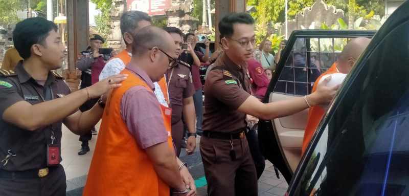 SUDAH PAKAI ROMPI : Tiga tersangka korupsi pengadaan beras di PDDS Tabanan, IPSD selaku mantan Direktur Utama dan IWA,Direktur Bisnis dan Retail PDDS Tabanan dan IKS eks Ketua Perpadi Tabanan.(juliadi