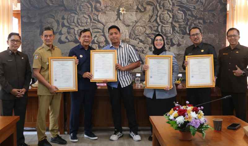 SERAHKAN SERTIFIKAT : Penyerahan sertifikat HAKI kepada salah satu pemilik karya intelektual di Kabupaten Buleleng. (Foto: Pemkab Buleleng untuk Radar Bali)