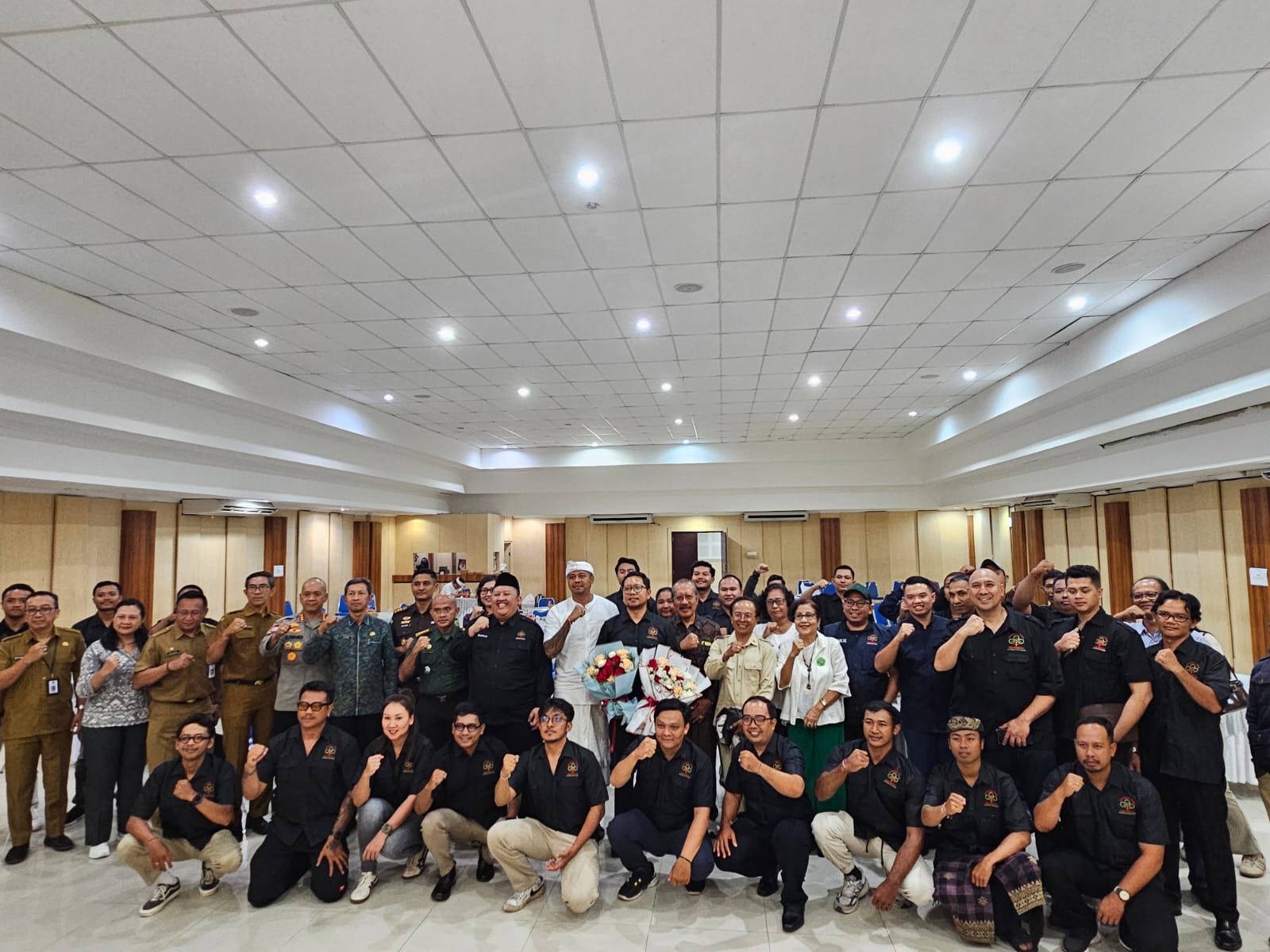 Jajaran Dewan Pengurus Daerah Pemuda Tani Indonesia Provinsi Bali (DPD PTI) periode 2025-2030 yang resmi dilantik di Universitas Udayana, Senin (24/11/2025). (Novi Febriani/Radar Bali)