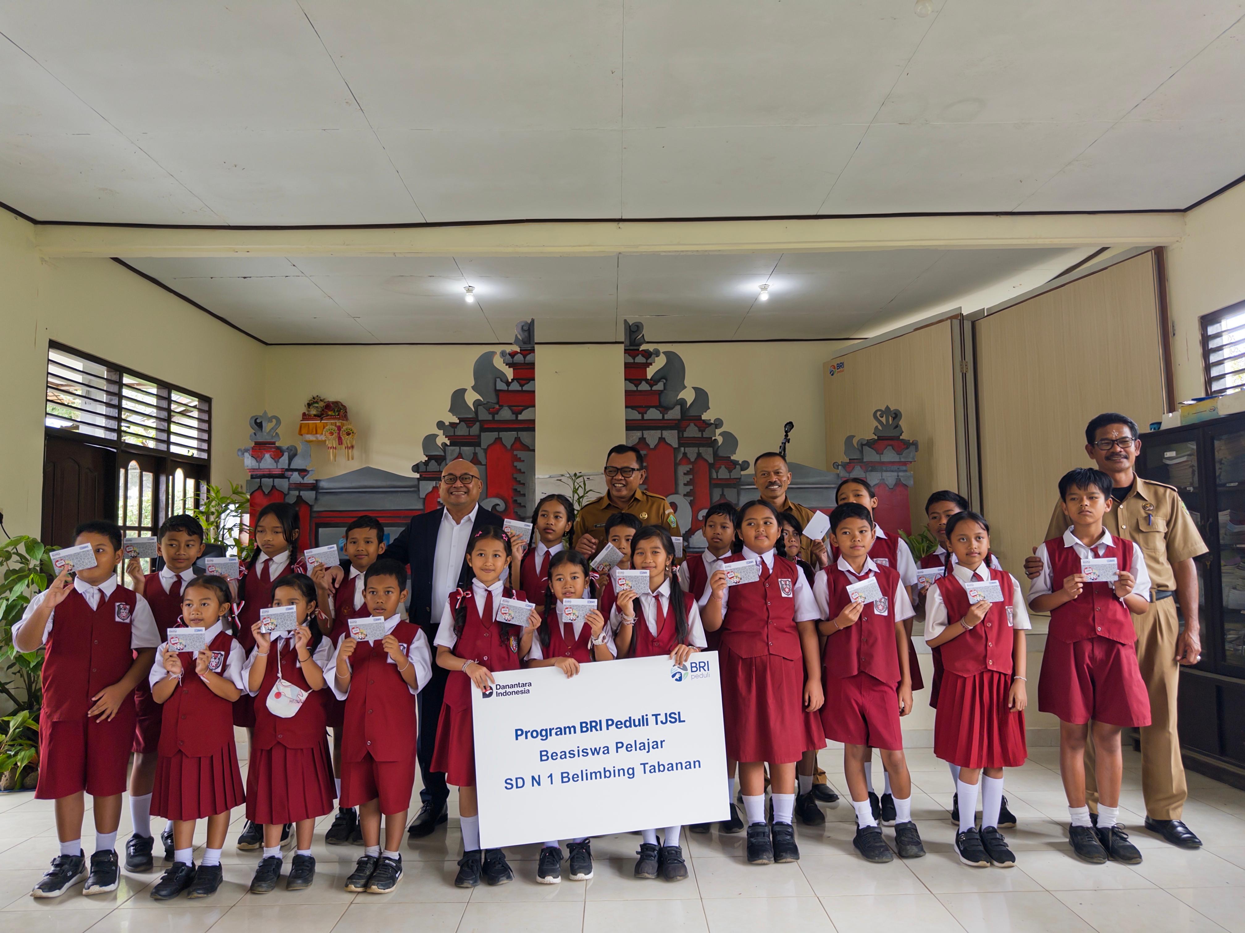 CSR: Seremoni penyerahan bantuan Program BRI Peduli TJSL &ldquo;Ini Sekolahku&rdquo; 2025 di SDN 1 Belimbing, Tabanan, Senin (24/11/2025). (BRI for Radar Bali)