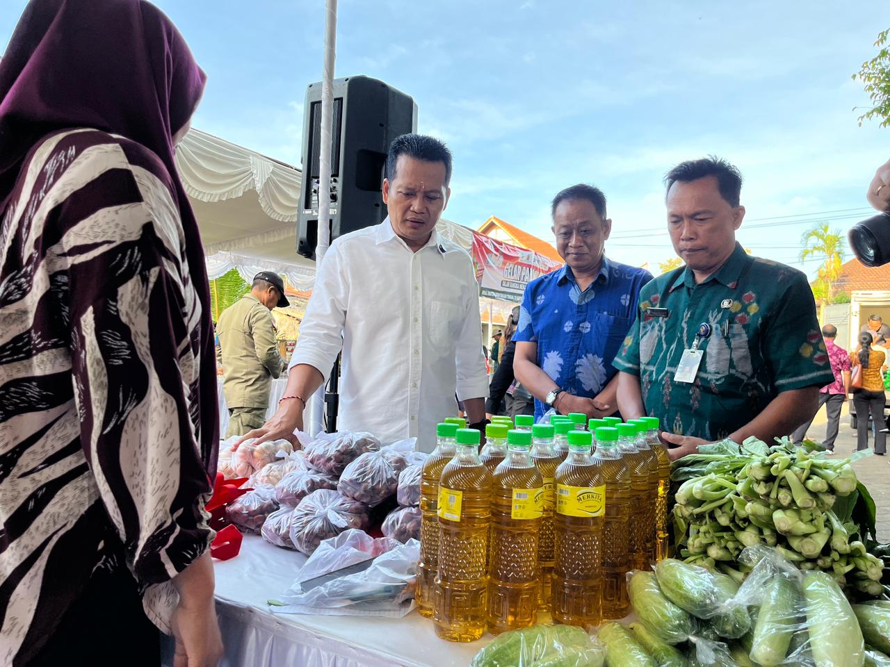 Bupati Jembrana I Made Kembang Hartawan (baju Putih), meninjau kegiatan Gerakan Pangan Murah di area Kantor Lurah Banjar Tengah pada hari Selasa (25/11/2025).