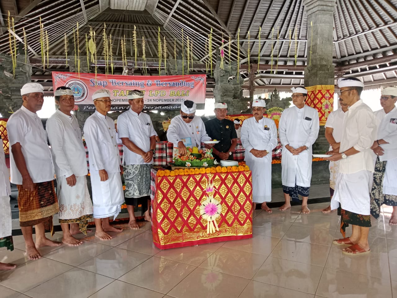 TUMPENGAN: Perayaan HUT ke-41 LPD se-Bali yang dipusatkan di Wantilan Bencingah Agung, Pura Besakih, Rendang, Karangasem, Senin (24/11/2025).