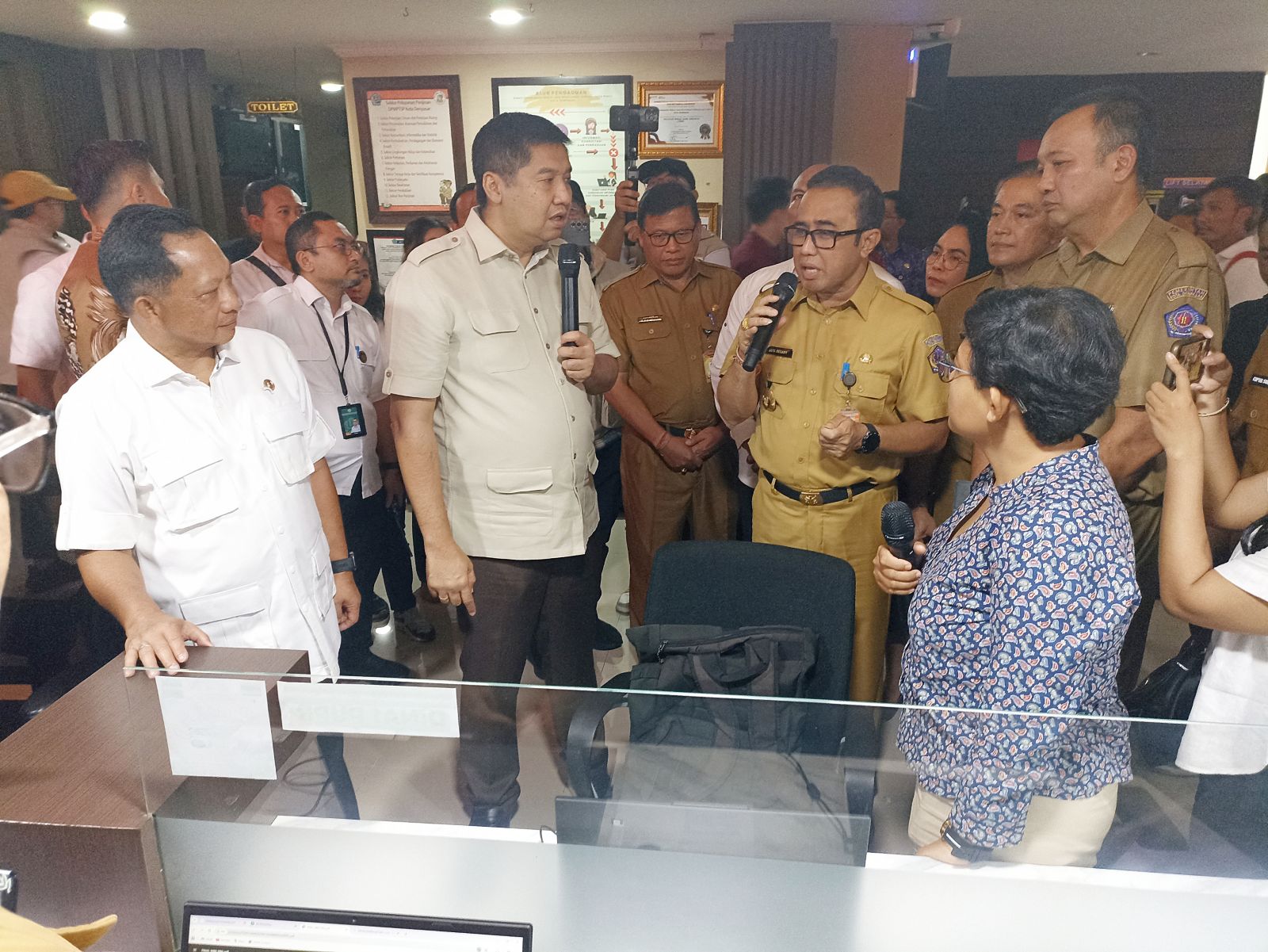 Mendagri Tito Karnavian dan Menteri Perumahan Rakyat Maruarar Sirait saat monitoring pembangunan rumah susun di Renon Denpasar