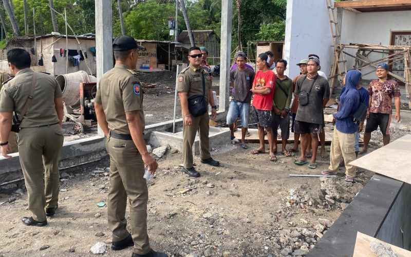 PERLU SIDAK  RUTIN DAN TEGAS : Tim Satpol PP Klungkung saat menghentikan pembangunan di Nusa Penida .( dok.Satpol PP Kabupaten Klungkung)