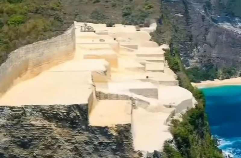 KERUK TEBING : Kondisi tebing dekat Pantai Kelingking, Nusa Penida, yang dikeruk .(istimewa)