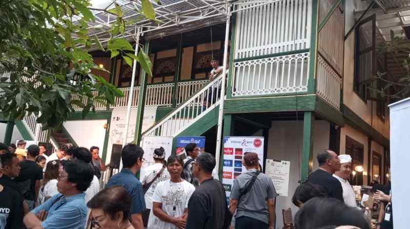 UNIK DARI SUMSEL  : Bangunan dari kayu asal Palembang ini berdiri di Desa Ketewel Gianyar, dan dijadikan rumah makan.(ida bagus indra prasetia)