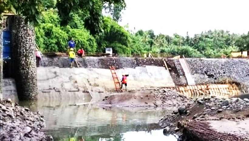 DALAM PERBAIKAN : Bendungan  Telepus , Jembrana, rusak total ini mendapatkan prioritas perbaikan dan dikebut pengerjaannya. (M.Basir/Radar Bali)