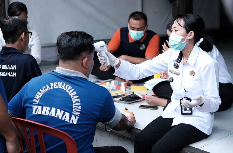 CEGAH PENYAKIT MEREBAK : Suasana pemeriksaan kesehatan warga binaan di Lapas Kelas IIB Tabanan untuk mengantisipasi penyakit di musim hujan. (juliadi/radar bali)
