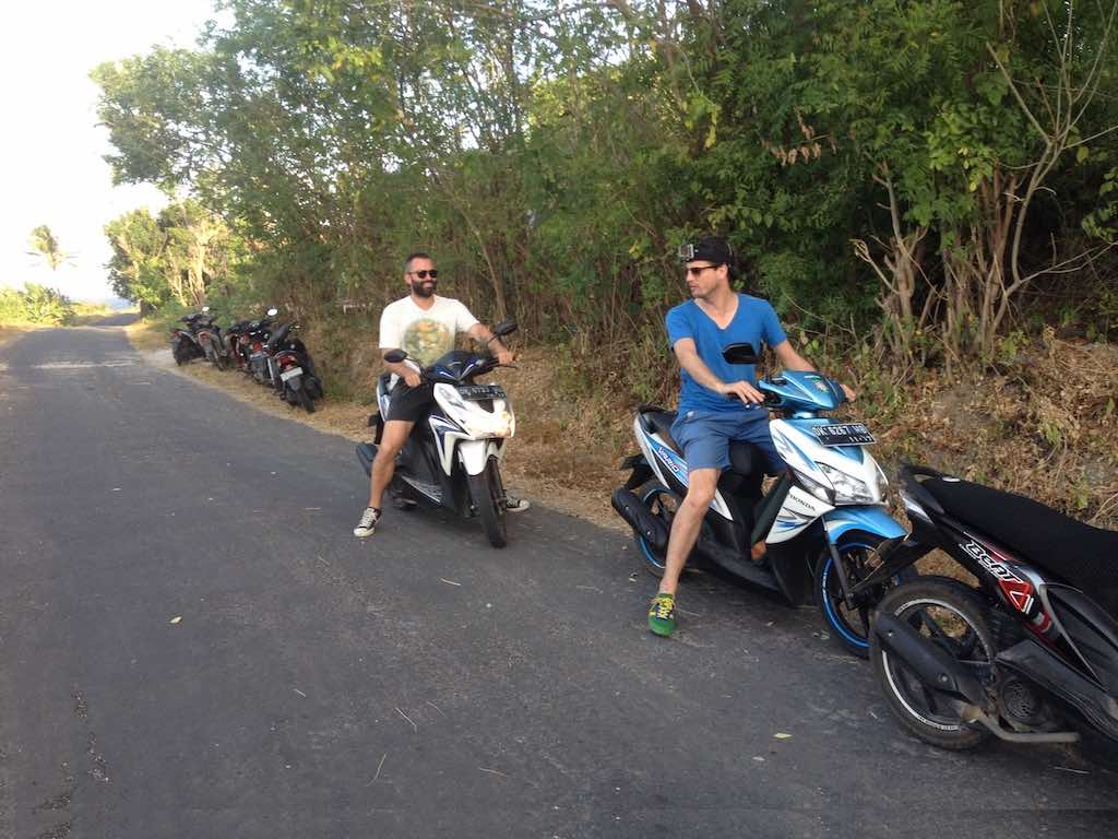 ISLAND IN SCOOTER - Motor sewa yang mengantar wisatawan dari pelabuhan ke Pantai Kelingking.