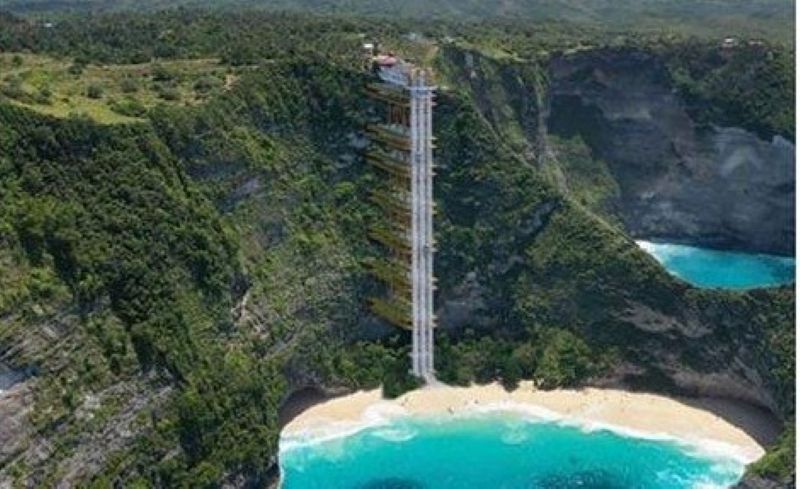 Konstruksi lift kaca di pantai Kelingking Nusa Penida Klungkung yang kontroveresial