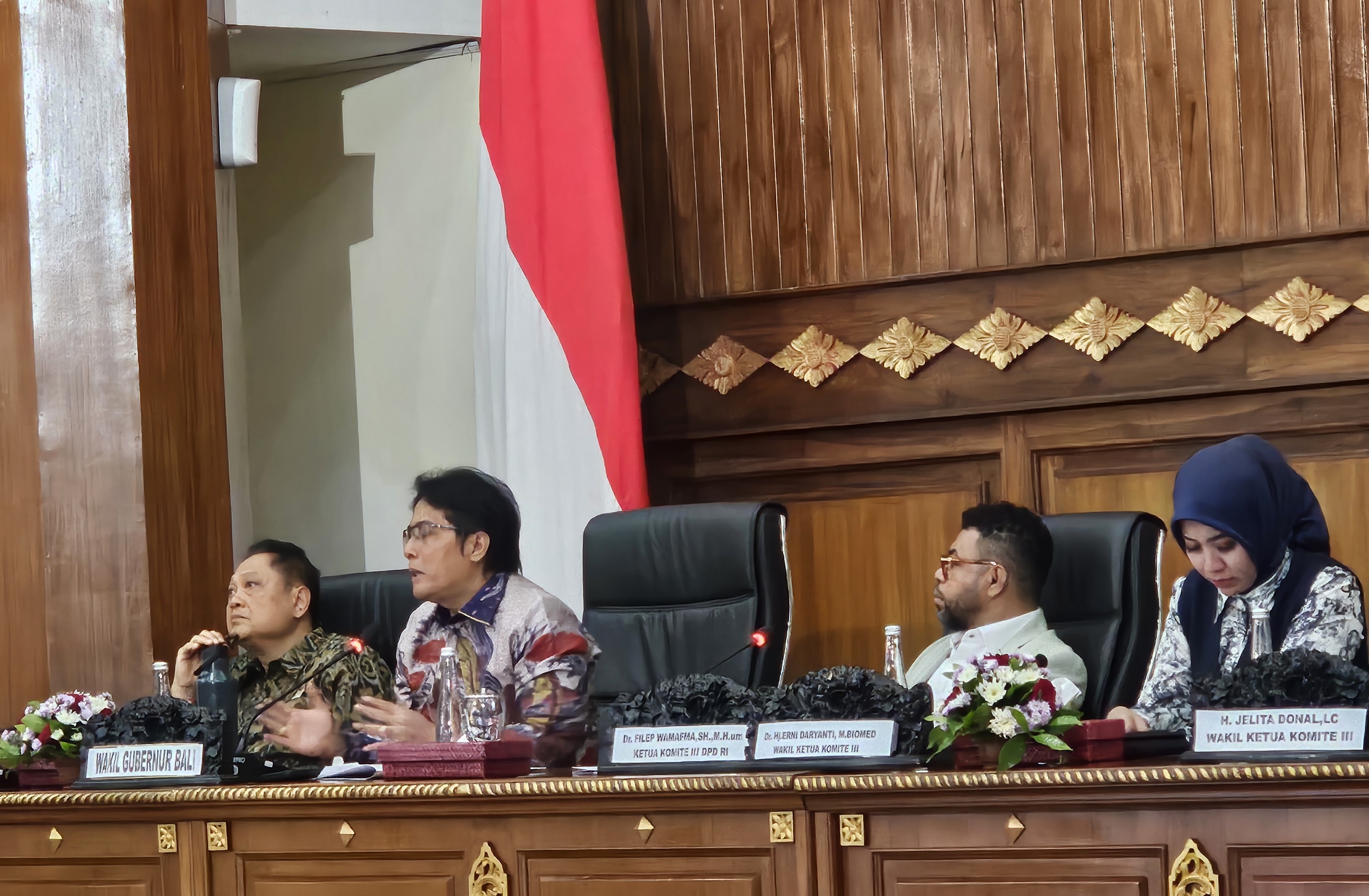 REHAB: ketua Komite III DPD RI Filep Wamafma didampingi Anggota Komite III IB Rai Dharmawijaya Mantra, Wagub Bali I Nyoman Giri Prasta di Wiswa Sabha Utama