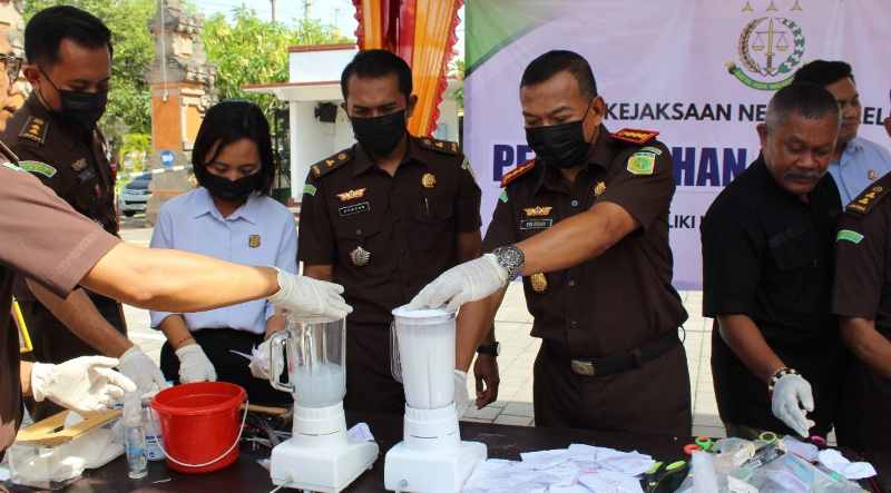SUDAH INKRAH : Pemusnahan barang bukti di Kejari Buleleng.  (Foto: Kejari Buleleng untuk Radar Bali)
