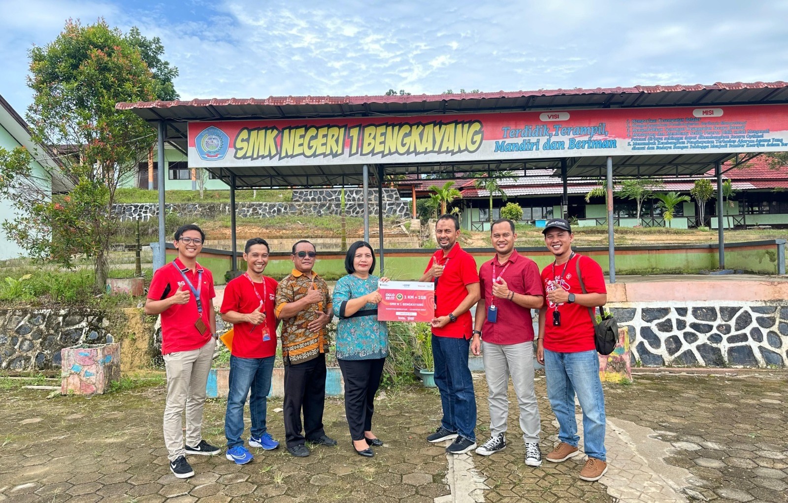 Penyerahan Bantuan 111.500 GB kuota internet Telkomsel kepada perwakilan SMK Negeri 1 Bengkayang.