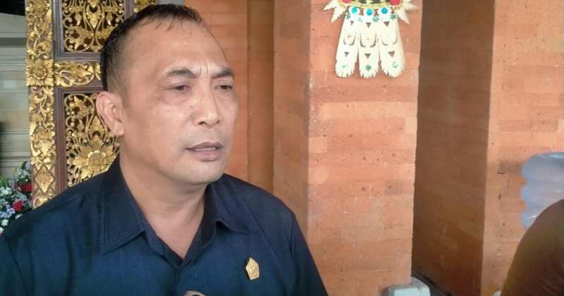 BEBERKAN CALON KETUA : Sekretaris DPC PDIP Tabanan, I Nyoman Arnawa. (juliadi/radar bali)