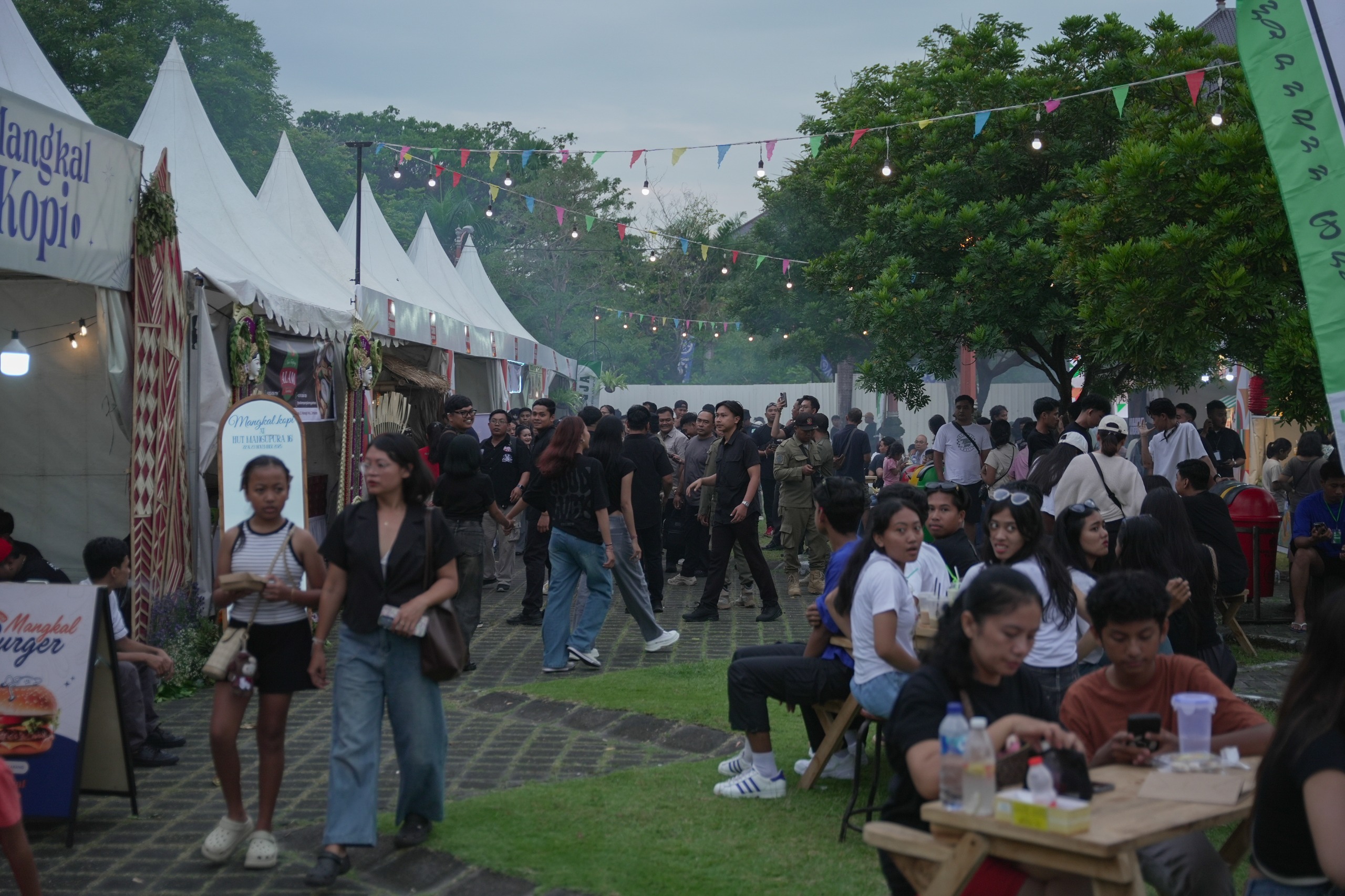 Pengunjung memadati stand UMKM di Kawasan Lapangan Pusat Pemerintah Kabupaten Badung, 22&ndash;23 November 2025.