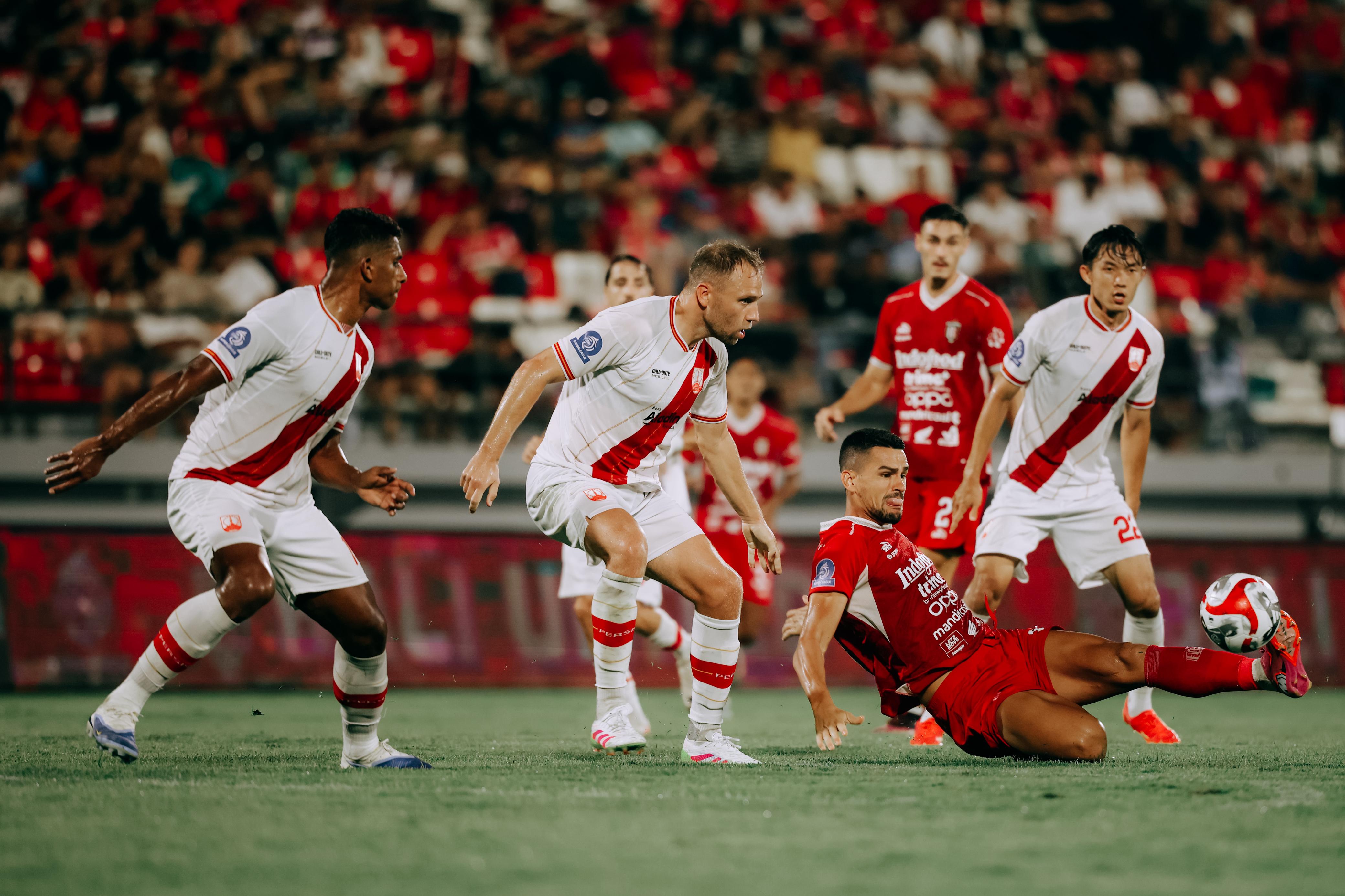 BANYAK PR - Striker Bali United Boris Kopitovic mencoba melepaskan tembakan dari posisi tidak ideal ke gawang Persis Solo.