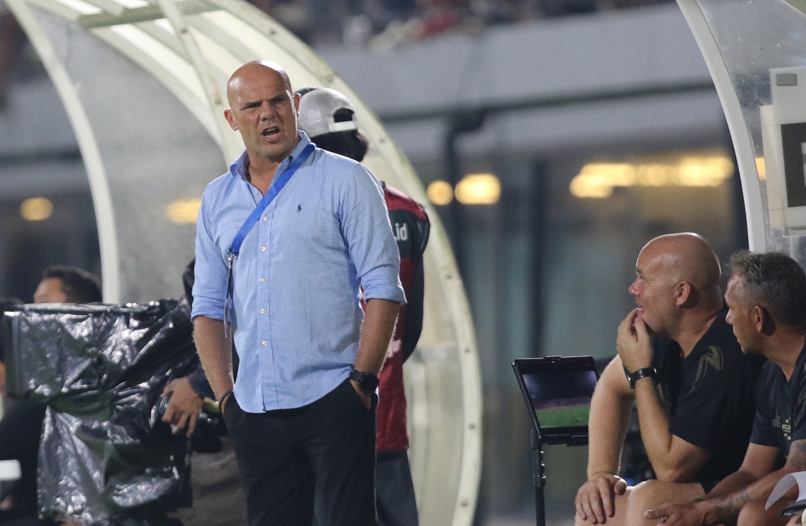 RACIKANNYA DIPERTANYAKAN : Pelatih Bali United, Jhonny Jansen harus putar otak menajamkan lini serang Serdadu Tridatu.(Miftahuddin/Radar Bali)