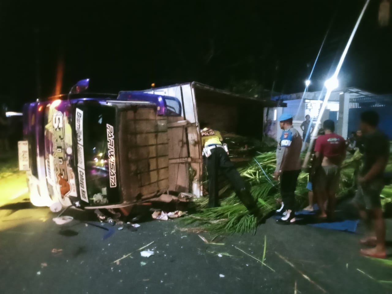 MUATAN BERHAMBURAN: Kecelakaan truk bermuatan janur di Jalan Denpasar - Gilimanuk. (Satlantas Polres Jembrana)