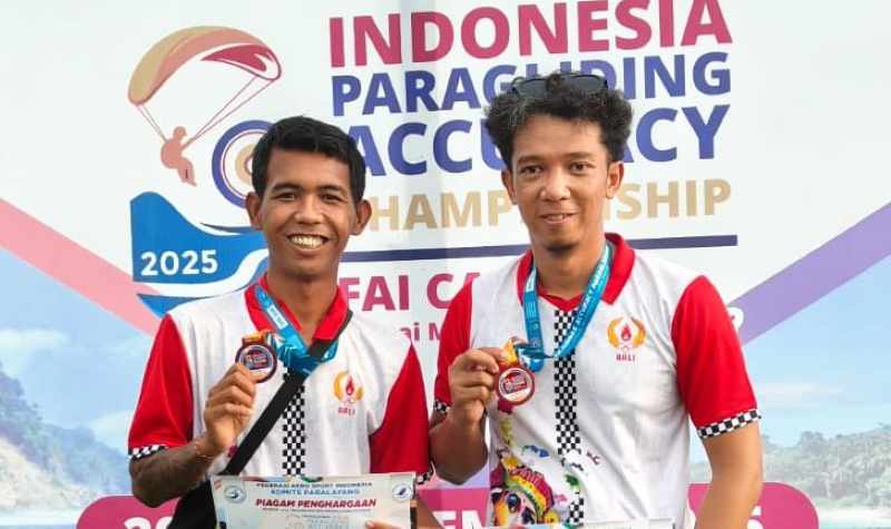 BUAH PANTANG MENYERAH : Gede Bayu Sukrana (kiri) dan Darumaka Rajasa, dua atlet Klungkung di Kejurnas Paralayang. (. Foto: Federasi Aero Sport Indonesia (FASI) Klungkung untuk Radar Bali)